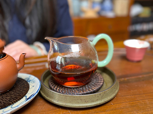 图为1986年紫天普洱茶砖300克