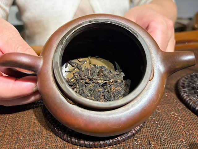 图为1999年9901大红印易武圆茶