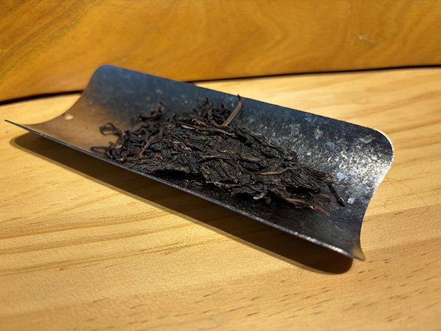 图为春城茶厂2003年千家寨野生茶青饼
