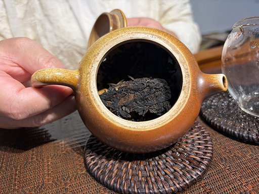 图为春城茶厂2003年千家寨野生茶青饼