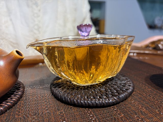图为春城茶厂2003年千家寨野生茶青饼