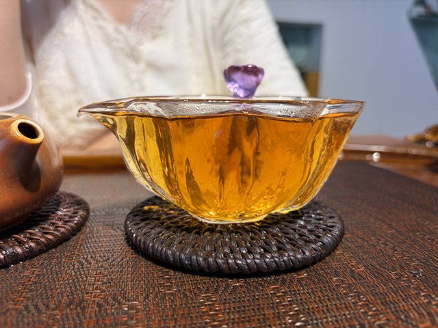 图为春城茶厂2003年千家寨野生茶青饼