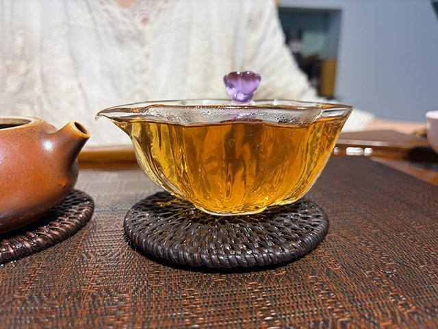图为春城茶厂2003年千家寨野生茶青饼
