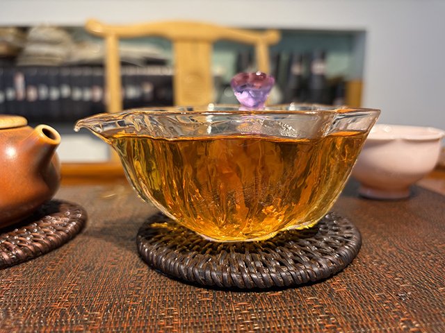 图为春城茶厂2003年千家寨野生茶青饼