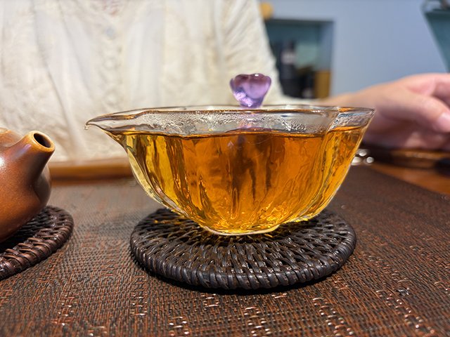 图为春城茶厂2003年千家寨野生茶青饼