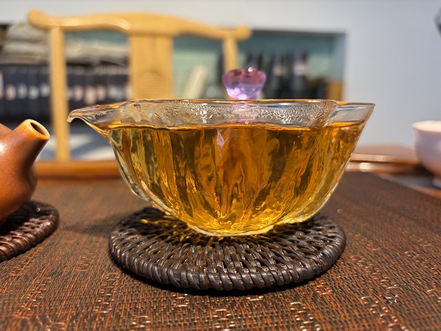 图为春城茶厂2003年千家寨野生茶青饼