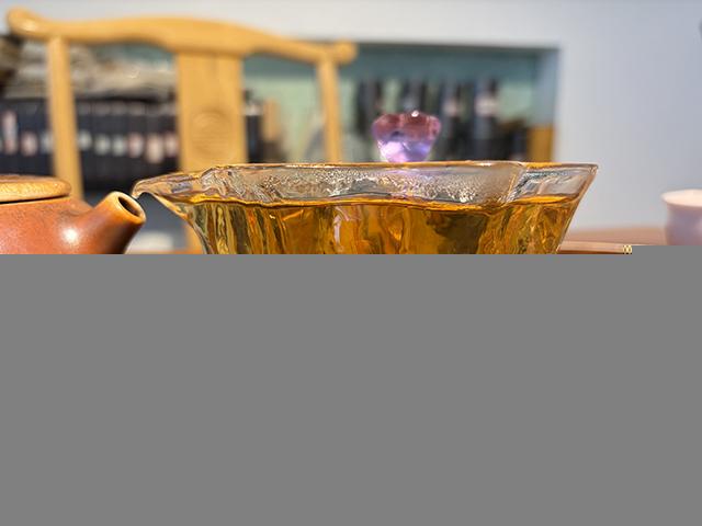图为春城茶厂2003年千家寨野生茶青饼