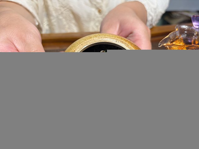 图为春城茶厂2003年千家寨野生茶青饼