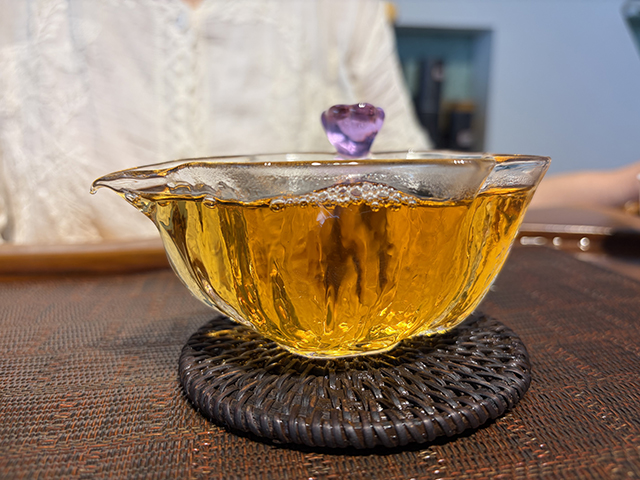 图为紫玉牌2006年忙肺古树茶