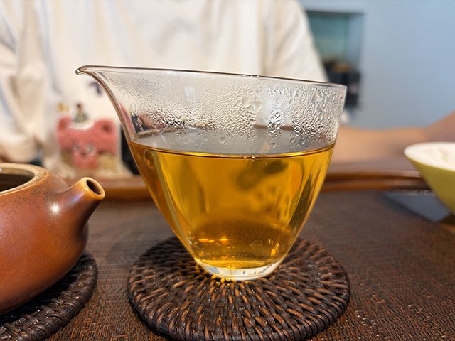 图为华联2004年402批班章王生态野生饼茶