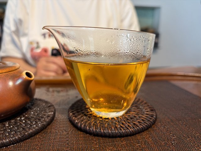 图为华联2004年402批班章王生态野生饼茶