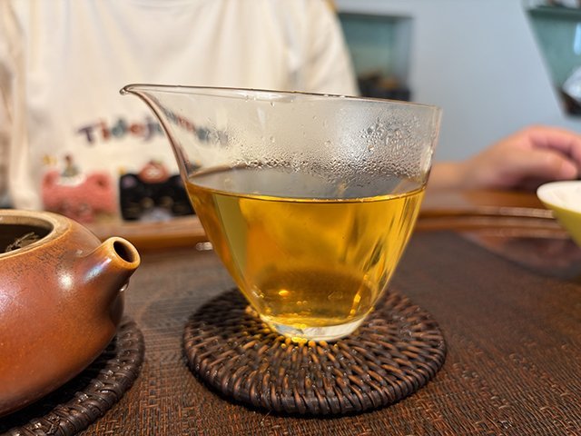 图为华联2004年402批班章王生态野生饼茶