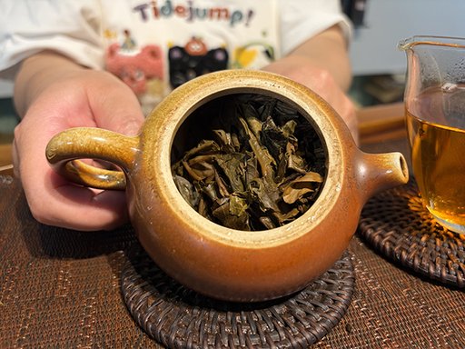 图为华联2004年402批班章王生态野生饼茶