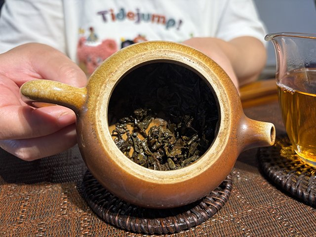 图为春城茶厂1995年甲级青沱