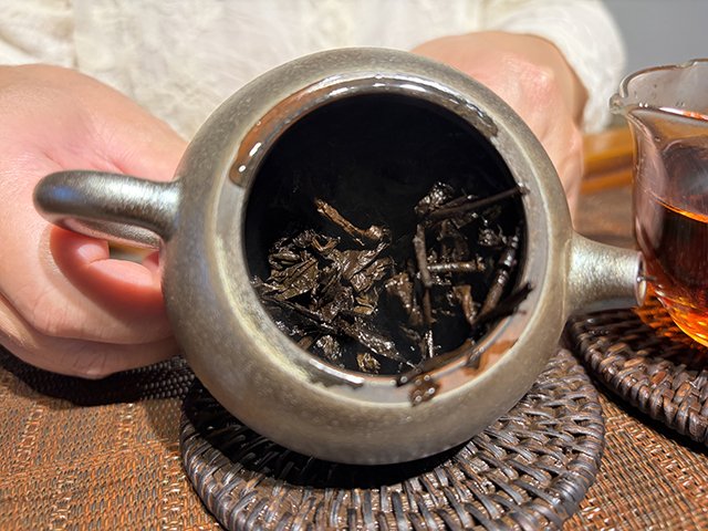 图为私藏茶1999年磨菇沱熟沱