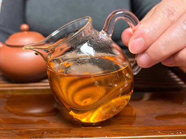 图为80年代末下关双飞红印铁饼