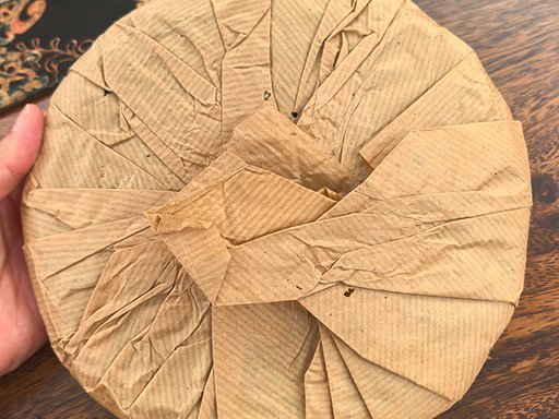 图为2001年鸿泰昌远年七子饼茶