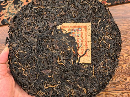 图为2001年鸿泰昌远年七子饼茶