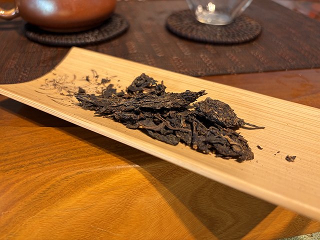 图为2001年鸿泰昌远年七子饼茶