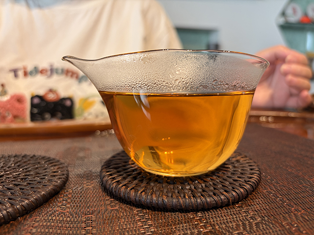 图为2001年鸿泰昌远年七子饼茶