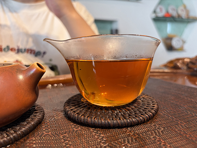 图为2001年鸿泰昌远年七子饼茶