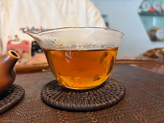 图为2001年鸿泰昌远年七子饼茶