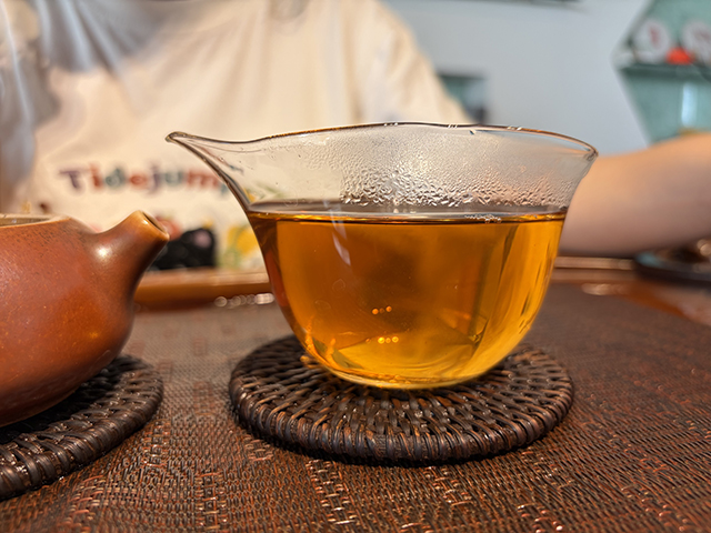 图为2001年鸿泰昌远年七子饼茶
