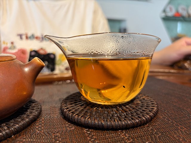 图为2001年鸿泰昌远年七子饼茶