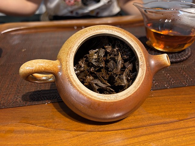 图为2001年鸿泰昌远年七子饼茶