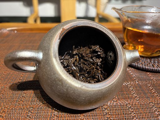 图为紫爵龙2015年普洱熟茶